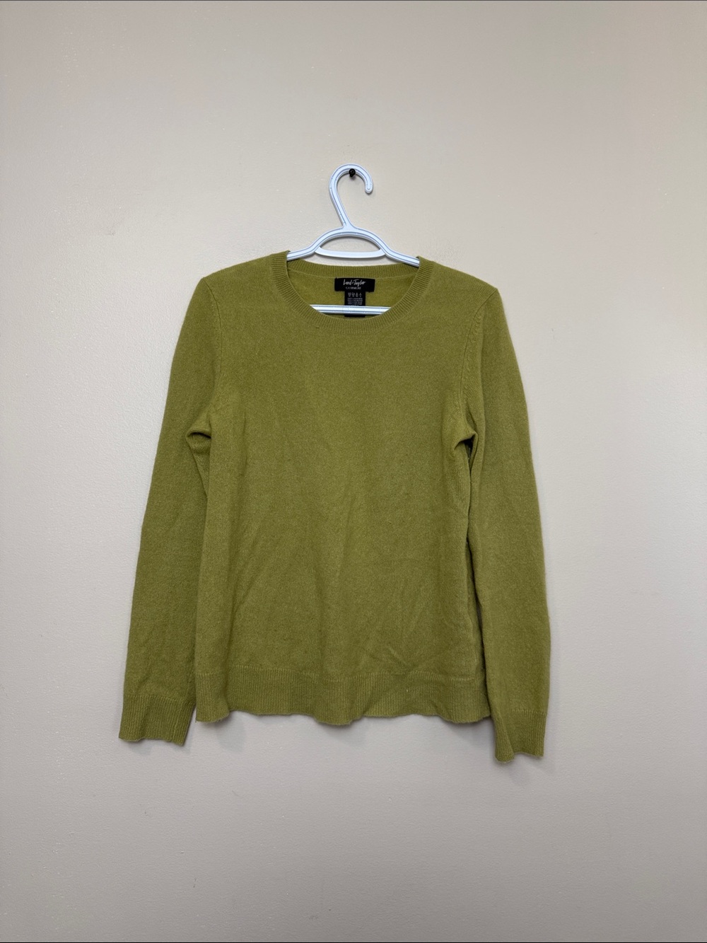 Lord And Taylor 100% cashmere Crewneck Sweater size M
